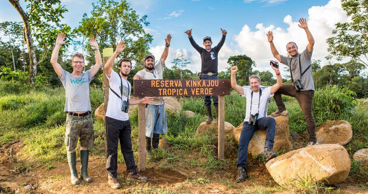 Im Jahr 2019 wurde die Reserva Kinkajou etabliert. Das Tropica Verde Team, Pedro und Einheimische freuen sich.