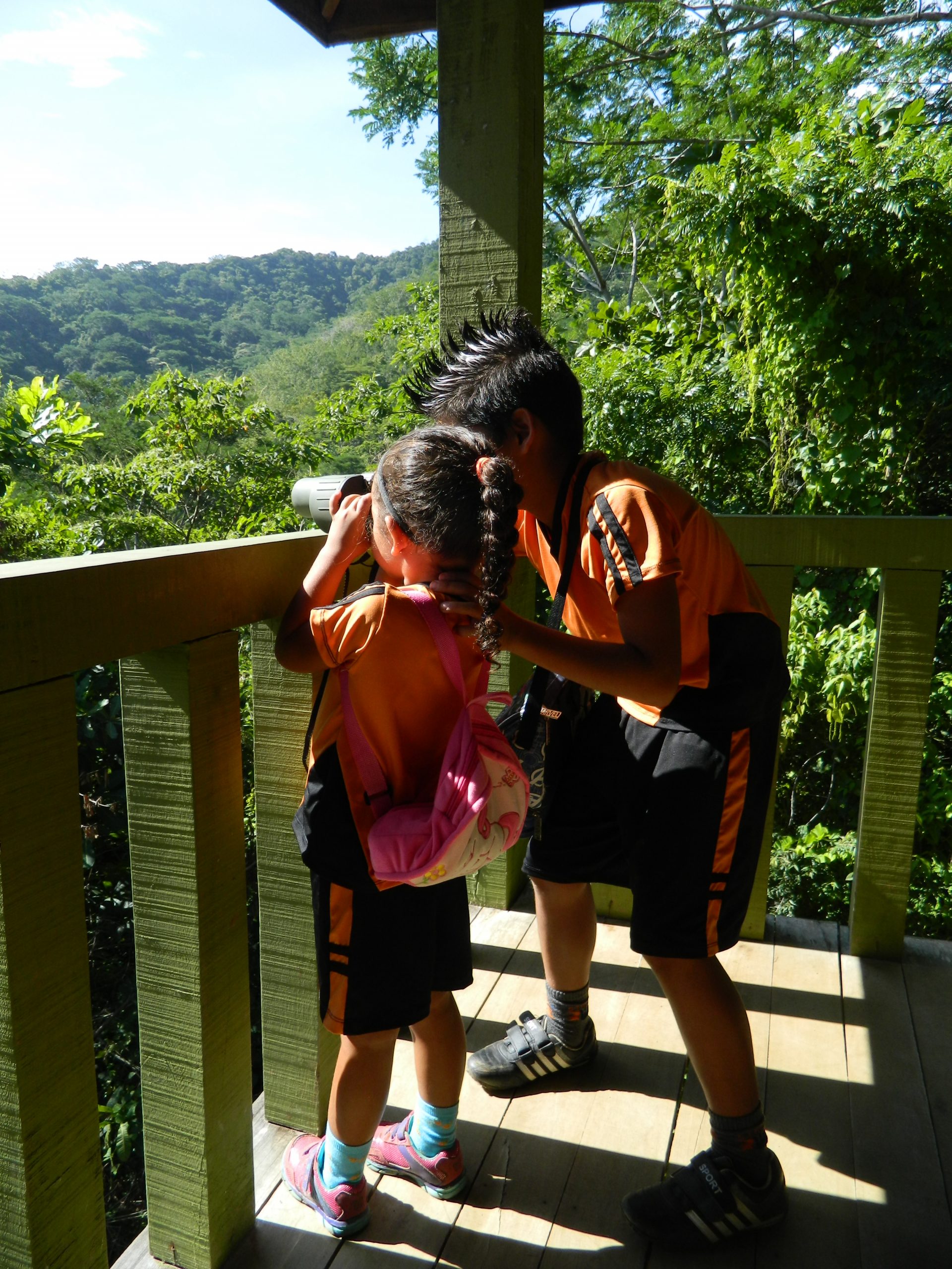 Kinder entdecken die Natur auf der Beobachtungsplattform des Umweltbildungszentrums in Monte Alto