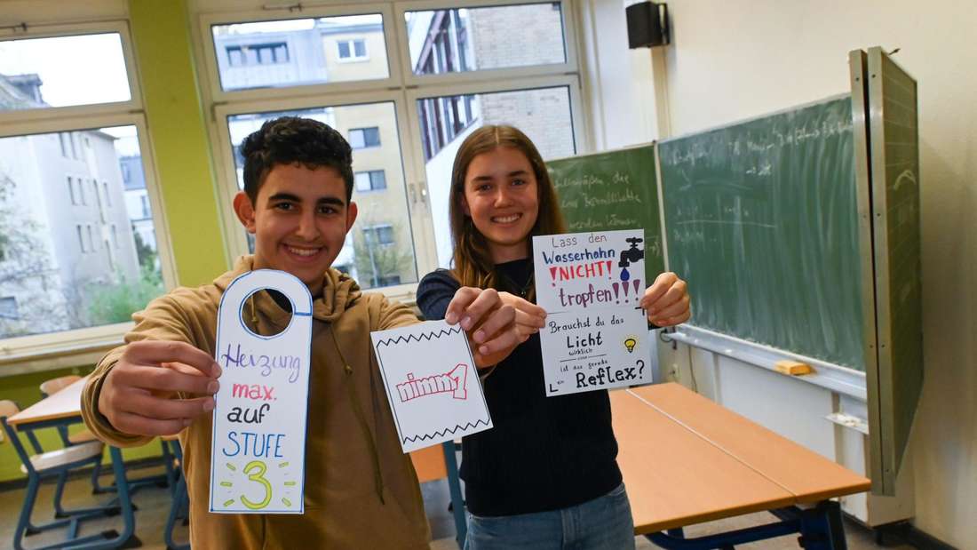 Loai (li.) und Nelida von der Bettinaschule zeigen ihre Sparsymbole im Klassenraum. © Renate Hoyer, Quelle: FR Original-Artikel