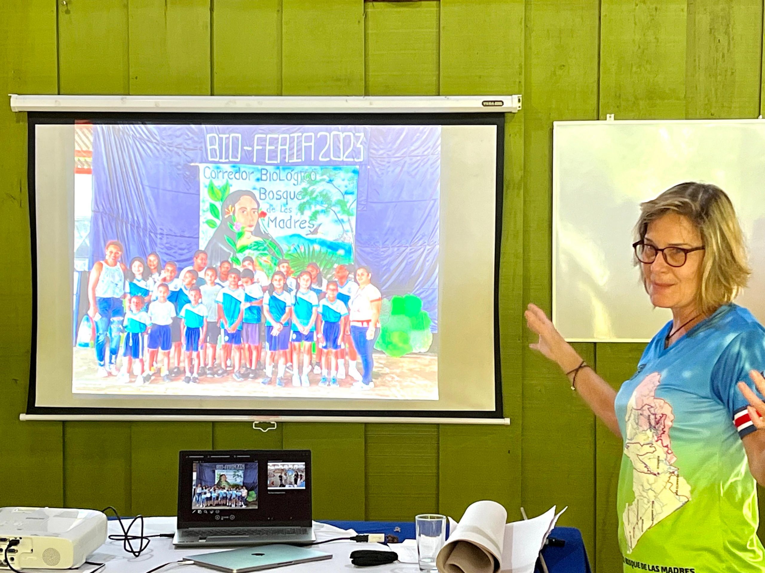 Teilnehmende einer Aktion zur Pflanzenvermehrung im Projekt ECODESI