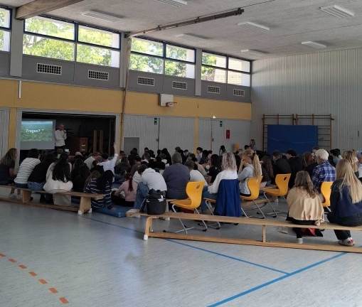 SchuelerInnen bei der Regenwaldshow in Turnhalle