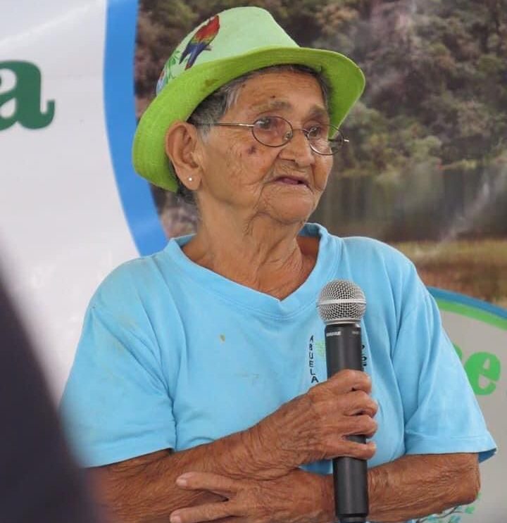 Forstingenieur Victor Esquivel katalogisiert und bewertet das Wachstum der Wiederaufforstung auf der Finca Alicia